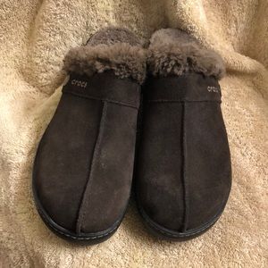 Crocs Brown shearling mule 9W